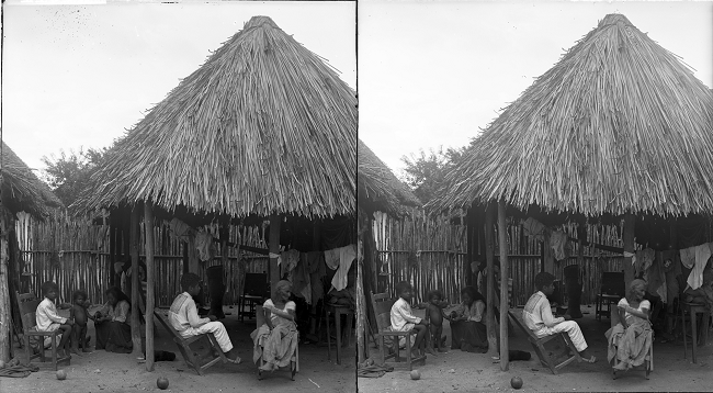 A typical thatched roofed home in picturesque Barranquilla, Columbia. S.A
Keystone-Mast Collection, UCR/California Museum of Photography, University of
California at Riverside. Impresión fotográfica 7,18 × 4,18
pulgadas. Registro 1996.0009.X11516.