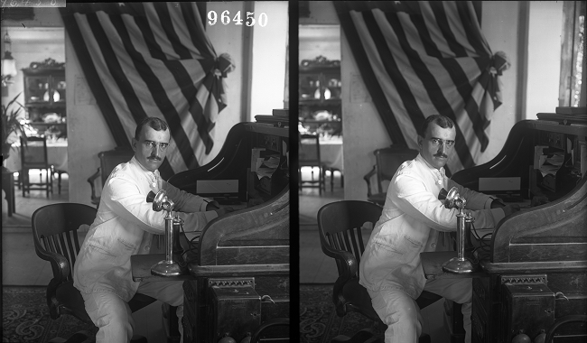 Man at his desk. Barranquilla, Columbia. Keystone-Mast Collection, UCR/California Museum of Photography,
University of California at Riverside. Impresión
fotográfica 7,18 × 4,18 pulgadas. Registro 1996.0009.X96450.