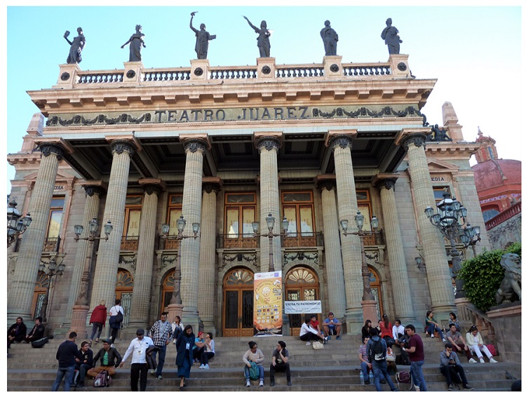 Teatro Juárez. Se
resalta el letrero: “cuida tu patrimonio”