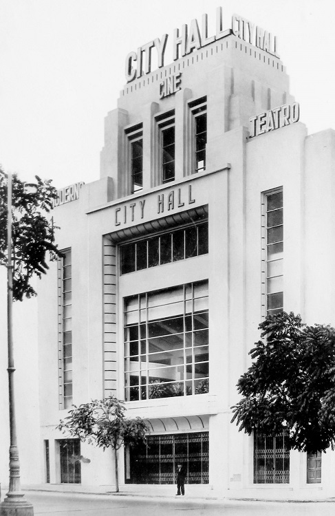 Fotografía
del Cine City Hall, 1946. Ubicado en el distrito de Breña, fue inaugurado en 1946
como uno de los de mayor altura en Lima, imponencia reforzada con sus líneas y planos
verticales en estilo art-decó. Actualmente funciona como espacio de culto religioso
