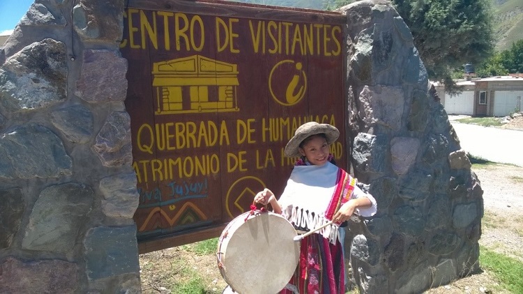 
Performance
de niña coplera en Centro de Visitantes, Volcán. Reina Canaviri
Palacios, 10 años, oriunda de Maimará