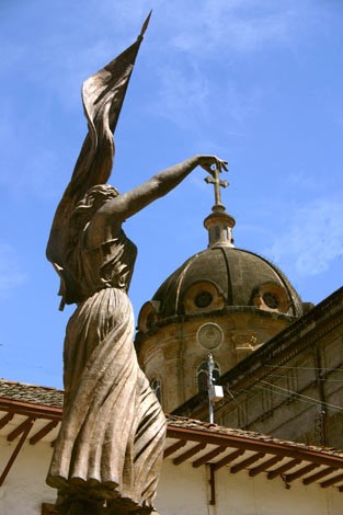 Vista
de la Catedral del Socorro desde la estatua de Antonia Santos Plata
