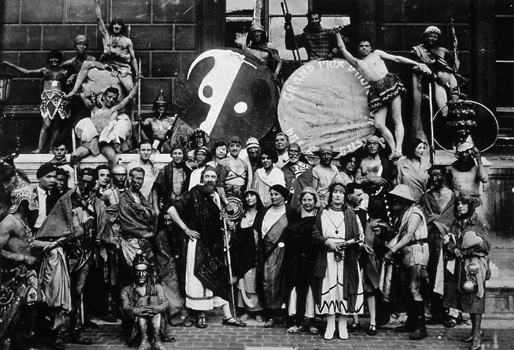 Ambiente festivo entre estudiantes de la École des Beaux-Arts de Paris con
motivo del célebre “bal de quat-zarts”,
en los años 1920