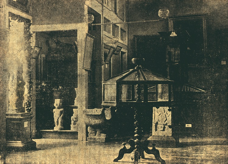 Fotografía del salón del Museo Municipal
en el chalet de la calle Villamil. En ella se puede apreciar el monolito partido
y una de las sillas de piedra