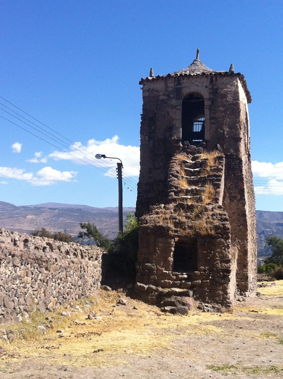 Campanario
aislado de la iglesia de Ccecca, Valle de Sondondo