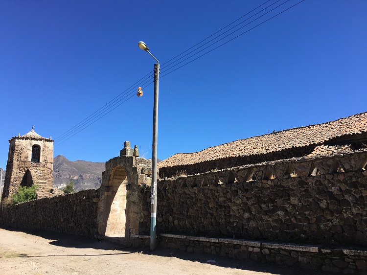 Muro pretil del conjunto
de la iglesia de Ccecca, valle del Sondondo