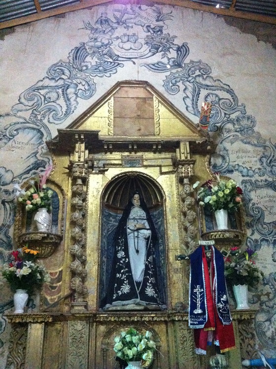Detalle interior
de la iglesia de Cabana, retablo y pintura mural