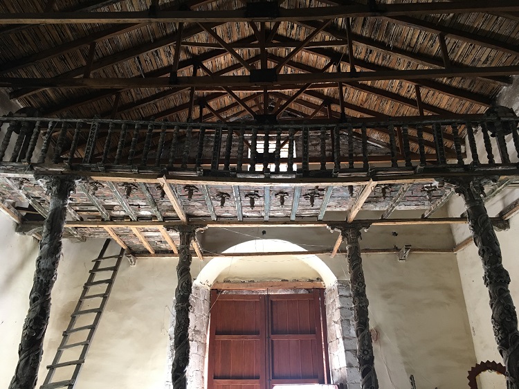 Interior de la iglesia de
Aucará, mostrando el coro alto en madera