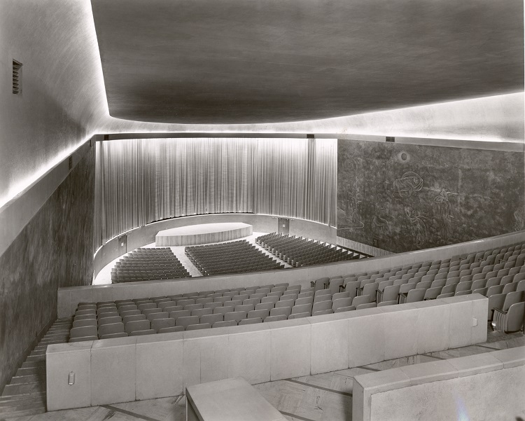 Los espacios
interiores fueron transformándose de acuerdo a las tendencias época y a la
evolución del tipo arquitectónico. Cine Ermita (fundado en 1950).