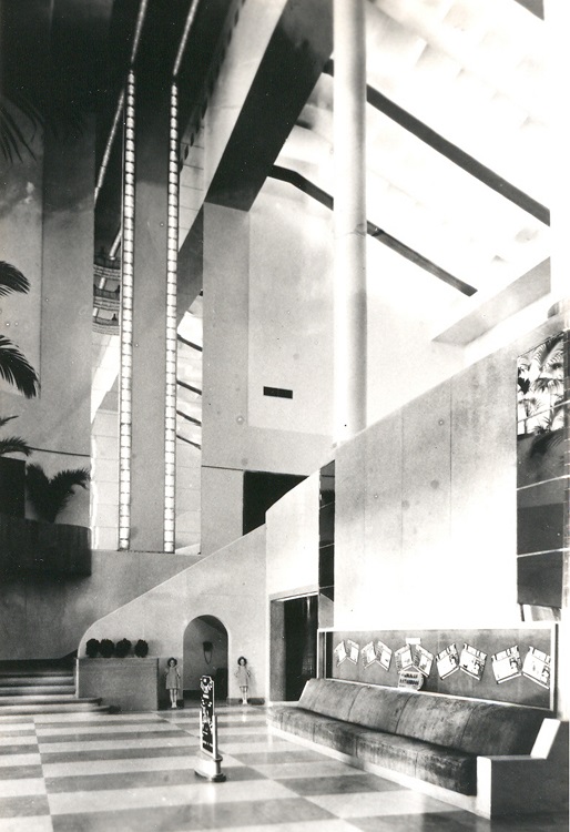 Los vestíbulos
de los cines también sufrieron transformaciones conceptuales en su parte
espacial y estética. La triple altura del vestíbulo del Encanto (fundado en
1937).