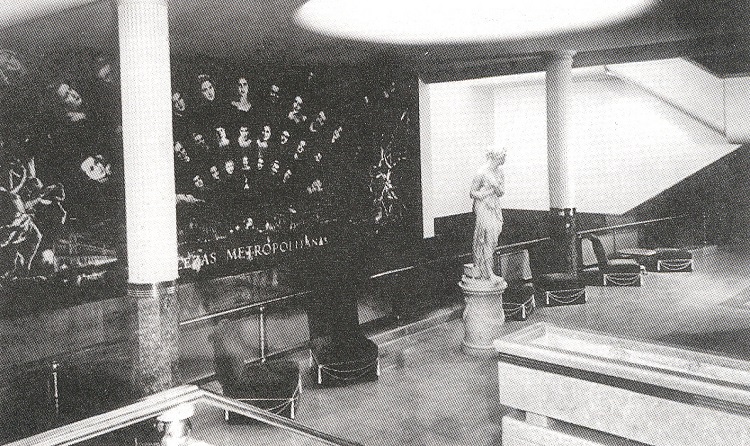 Los vestíbulos
de los cines también sufrieron transformaciones conceptuales en su parte
espacial y estética. El foyer del Teresa (fundado en
1942)