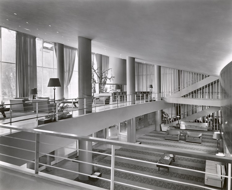 Los vestíbulos
de los cines también sufrieron transformaciones conceptuales en su parte
espacial y estética. Vestíbulo y foyer del Ermita (fundado en 1950).