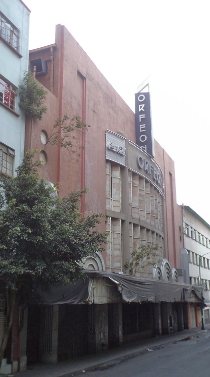 El cine Orfeón
(fundado en 1938) fue uno de los más importantes en la ciudad. Proyecto de John
y Drew Eberson, fue una
propuesta dentro de la tendencia art déco en su totalidad. Después de un
periodo cerrado, se reinauguró como teatro a mediados de los años 90, para
inmediatamente cerrar de nuevo, como se mantiene hasta hoy.