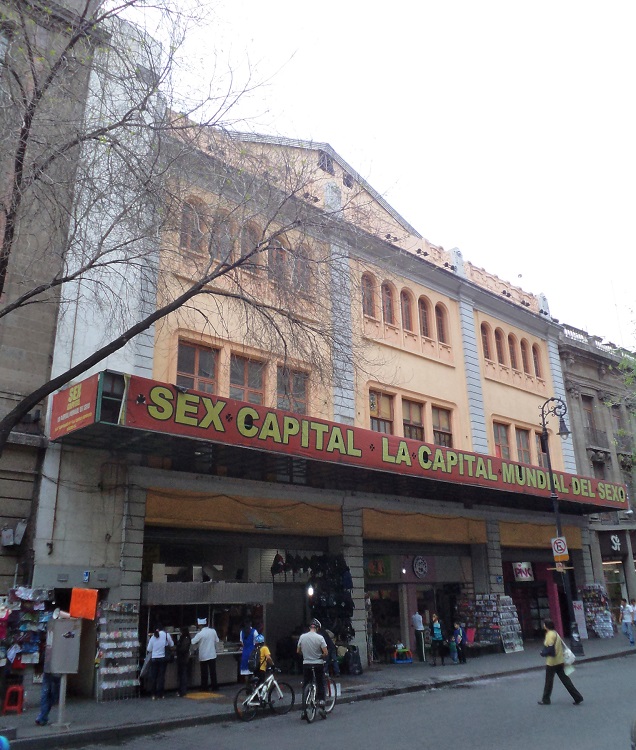 El Olimpia
(fundado en 1921) es el primer gran ejemplo de cine en la Ciudad de México,
pensado, diseñado y construido con todos los avances para la cinematografía. El
proyecto es de Carlos Crombé, y tuvo una vida larga
hasta su pérdida a principios del siglo XXI. Actualmente solo se conserva su
fachada.