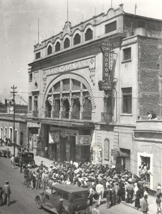 El cine Odeón
(fundado en 1922), también de Carlos Crombé, inaugura
el tipo arquitectónico en barrios, fuera del casco histórico. Fue un edificio
que impactó por su fuerte escala urbana, en un contexto completamente
doméstico. Desapareció por ampliaciones de vialidades.