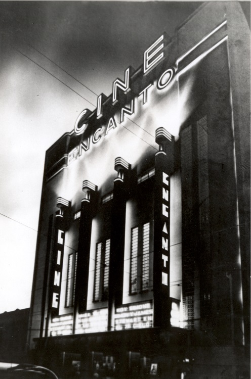 El cine
Encanto (fundado en 1937) fue sinónimo de modernidad, tanto en su imagen urbana
como en el diseño de sus interiores. Bajo el proyecto de Francisco Serrano,
tuvo una vida de tan solo 20 años.