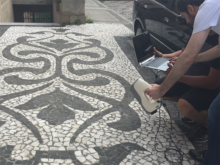 Calçada da Praça da Matriz de Porto Alegre sendo digitalizada
