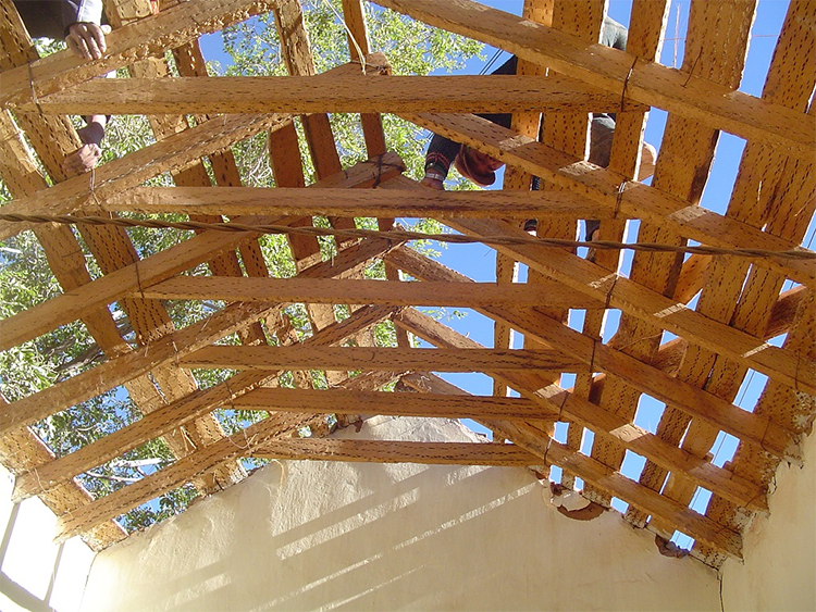 Esquema de un techo con tijeras de cardón, durante el proceso de armado