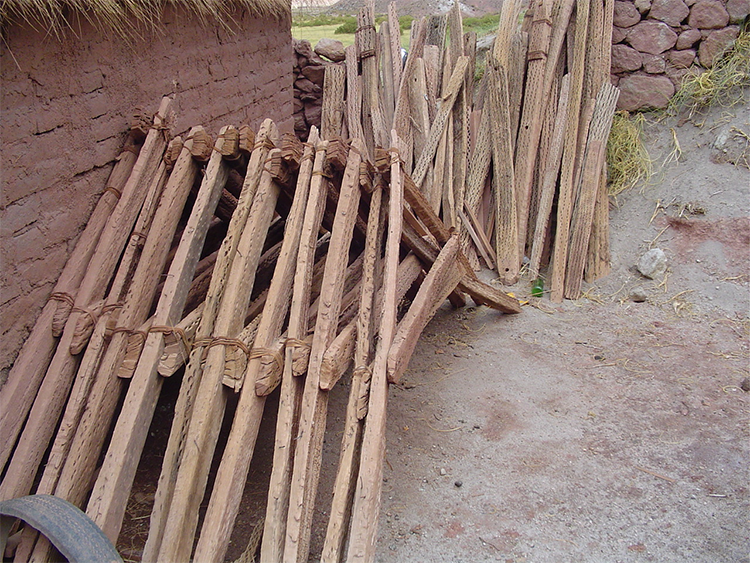 Acopio de tablas y tijeras en una casa de campo de Susques