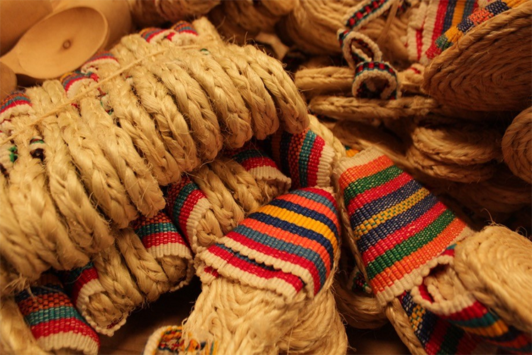 Algunas fibras naturales son convertidas en alpargatas, calzado tradicional de producción artesanal. Mercado El Potrerillo, Pasto, Colombia
