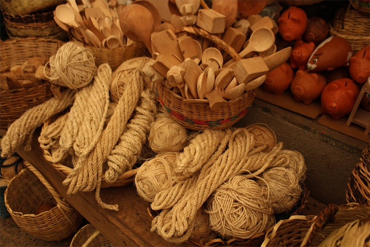 Algunas fibras y recursos naturales son convertidas en artefactos de producción artesanal. Mercado El Potrerillo. Pasto, Colombia