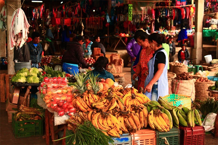 Puesto de frutas y verduras. Plaza de mercado. Silvia, Colombia