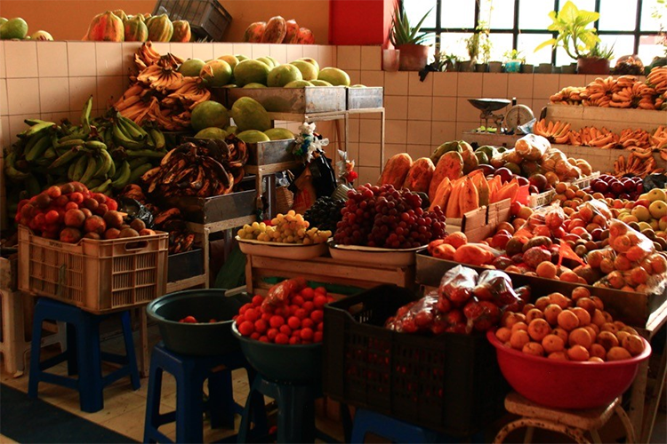 Puesto de frutas. Mercado Central. Quito, Ecuador