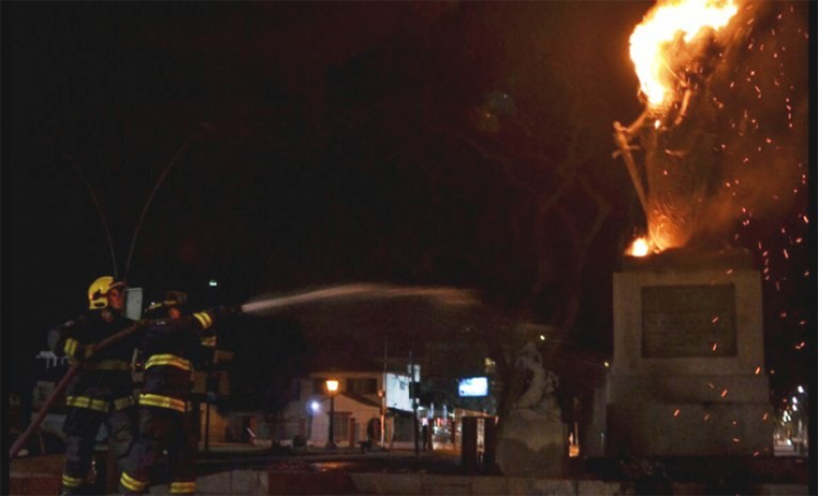 Monumento a Francisco de Aguirre siendo quemado