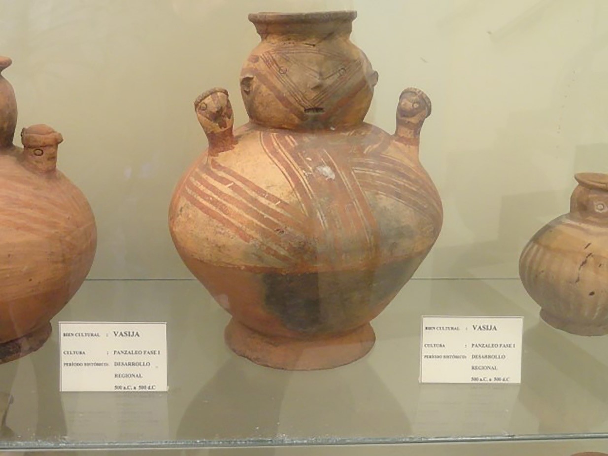 Vasija de la cultura Panzaleo Fase I. Período de Desarrollo Regional, expuesta en el Museo Religioso y Arqueológico Señor de Terremoto, Patate