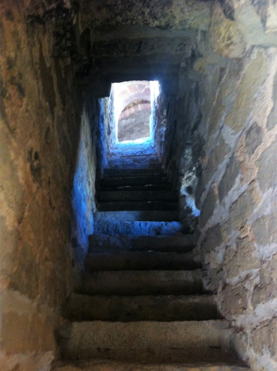 Vista de la escalera interior que enlaza el nivel de acceso del patio de armas con el adarve