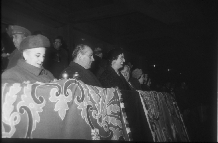 Imagen de la esposa del general Franco presidiendo el partido en favor de los supervivientes de Ribadelago