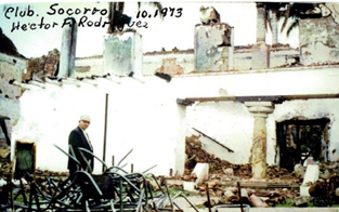 Ruinas del primer piso y el pasillo de ingreso al Club de Socorro después del incendio de 1973