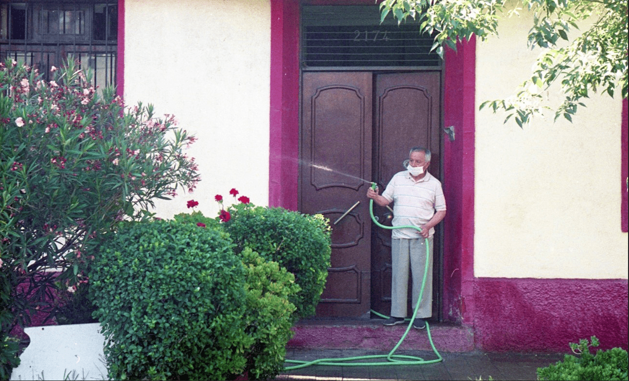 Vecino cuidando su jardín en “platabanda”