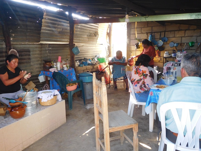 El tlecuil, jarros y cazuelas en la cocina del tlecuil