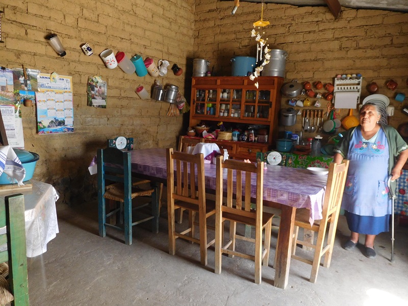El altar, ollas y cazuelas en la cocina de adentro