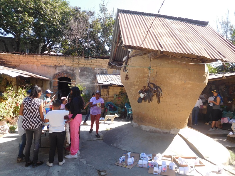 Cuezcomate, pretil y flores en el patio