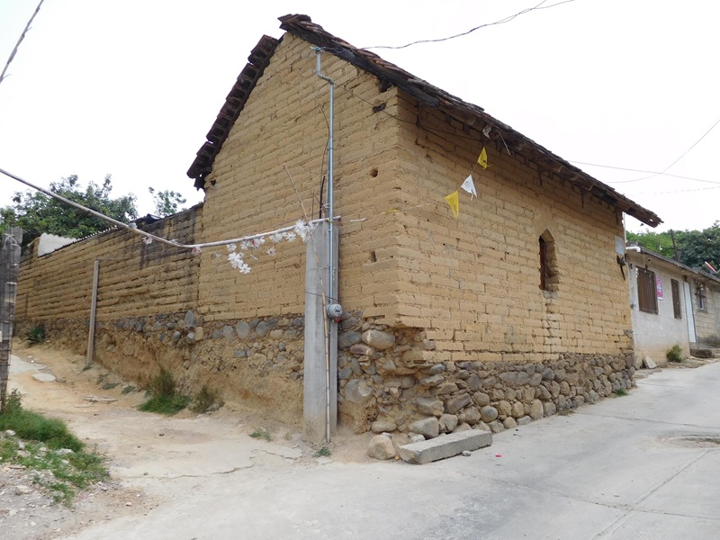 Sobrecimiento
o rodapié, muros y cubierta de la casa de adobe