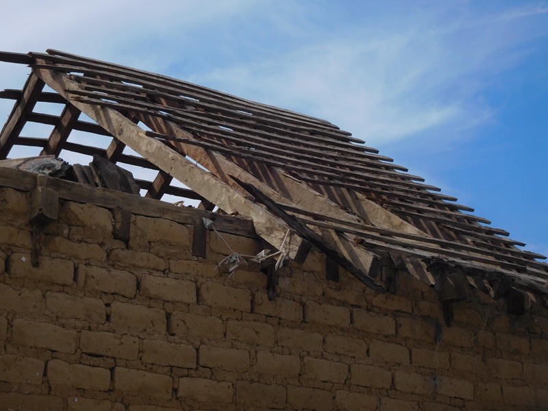 Cubierta,
estructura de la armadura de madera; vigas de arrastre longitudinales,
diagonales o pares, vigas transversales y largueros longitudinales