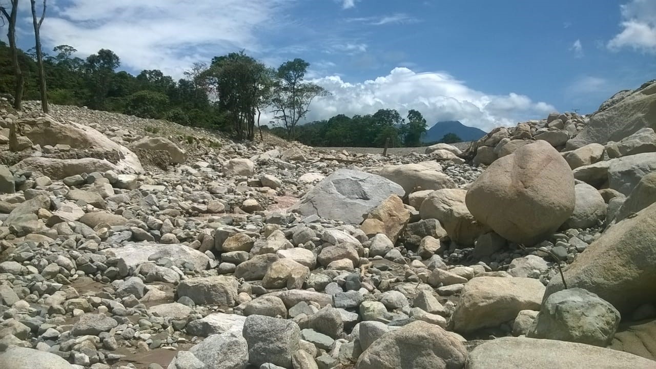 Arrastre de rocas en la cuenca alta del municipio de Mocoa, 30 de marzo de 2018.