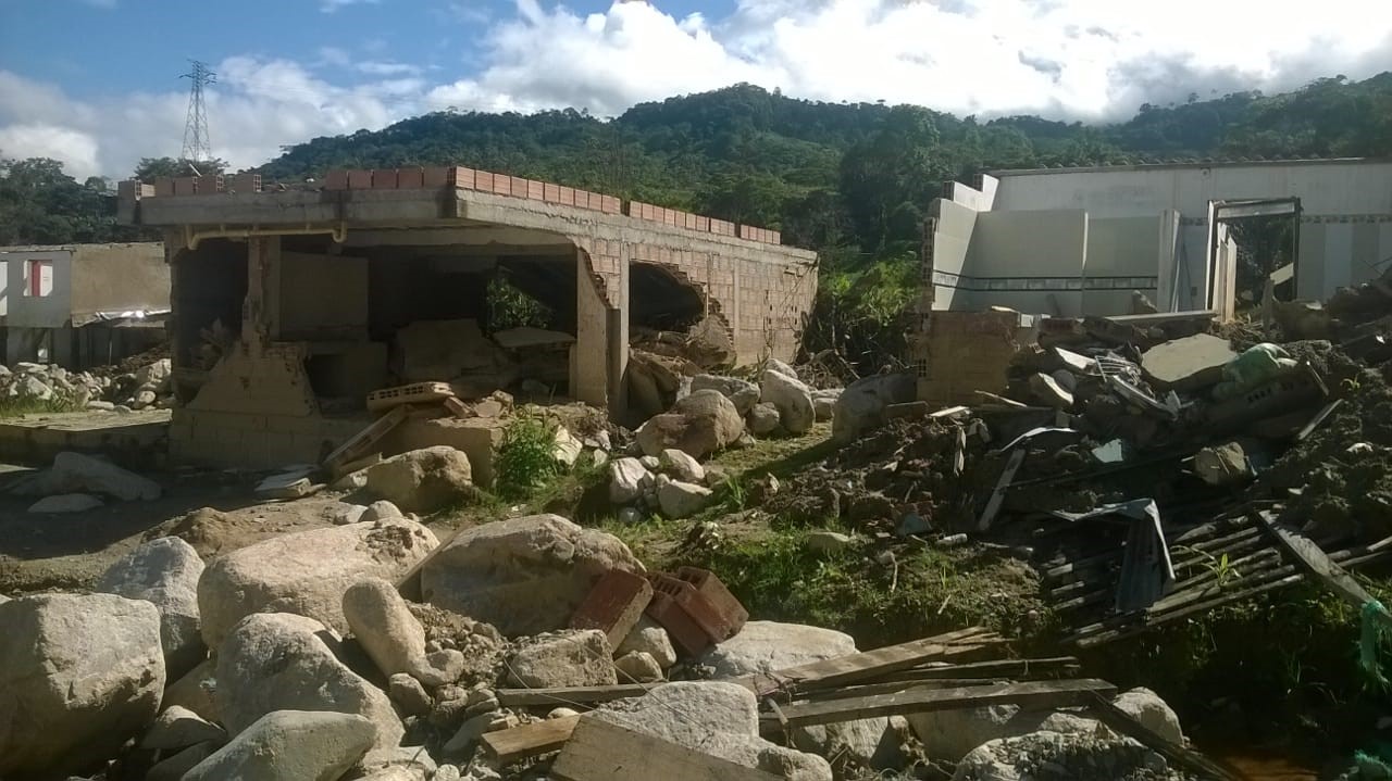 Edificaciones afectadas por rocas debido a los deslaves, 31 de marzo de 2018