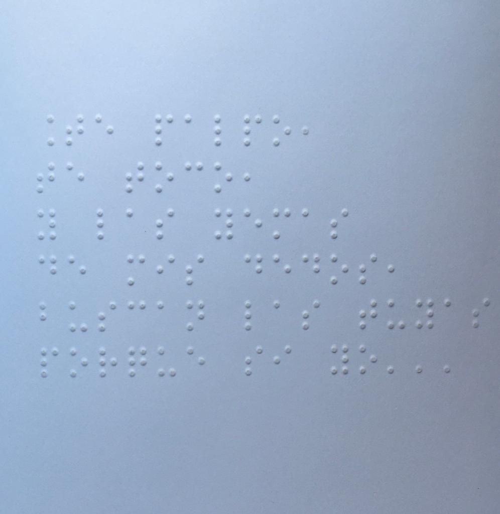 Escritura en braille que codifica los versos zuritianos (“Te palpo, te toco. Y las yemas de mis dedos buscan las tuyas porque si yo…”)