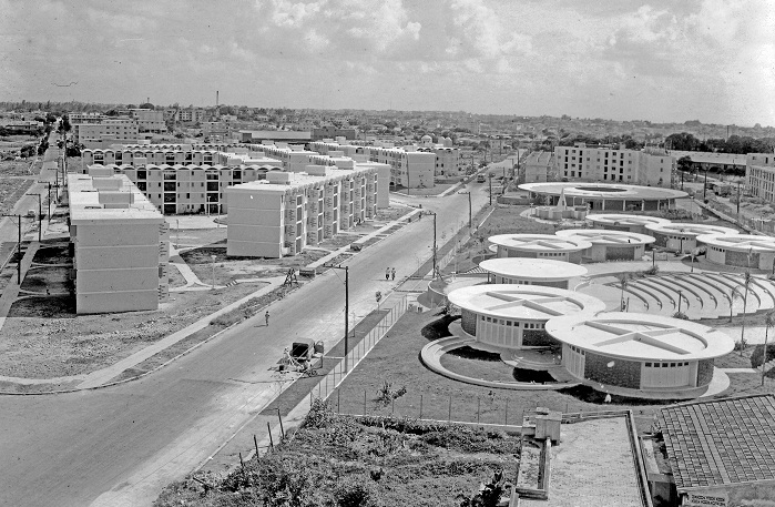 Conjunto
habitacional y centro escolar: calles Bellavista y Colón, Plaza de la
Revolución, 1961