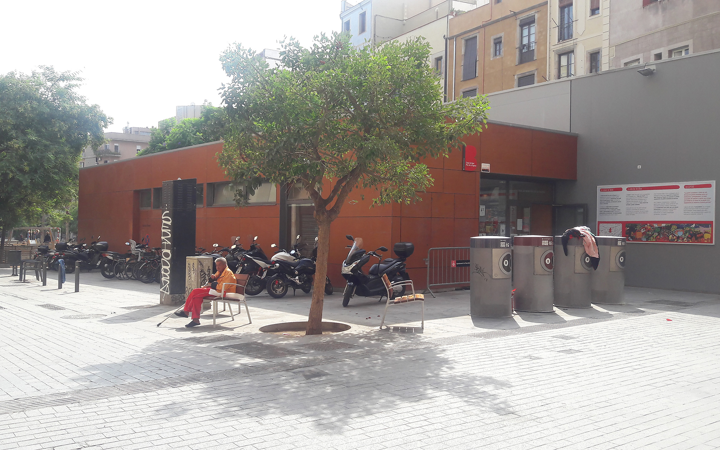 Equipamiento del Ayuntamiento de Barcelona ubicado en el distrito de Ciutat Vella. En él, se realizan diversas actividades para los habitantes del distrito