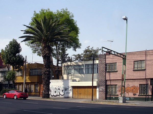 Vista de la casa antes de su transformación en 2010. Se observa la vialidad y el entorno deteriorado con grafitis