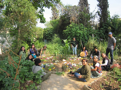 Residentes en compañía de personas voluntarias en el huerto de Montes Azules
