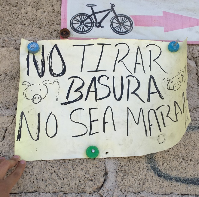 Anuncio hecho por la comunidad sobre no arrojar basura