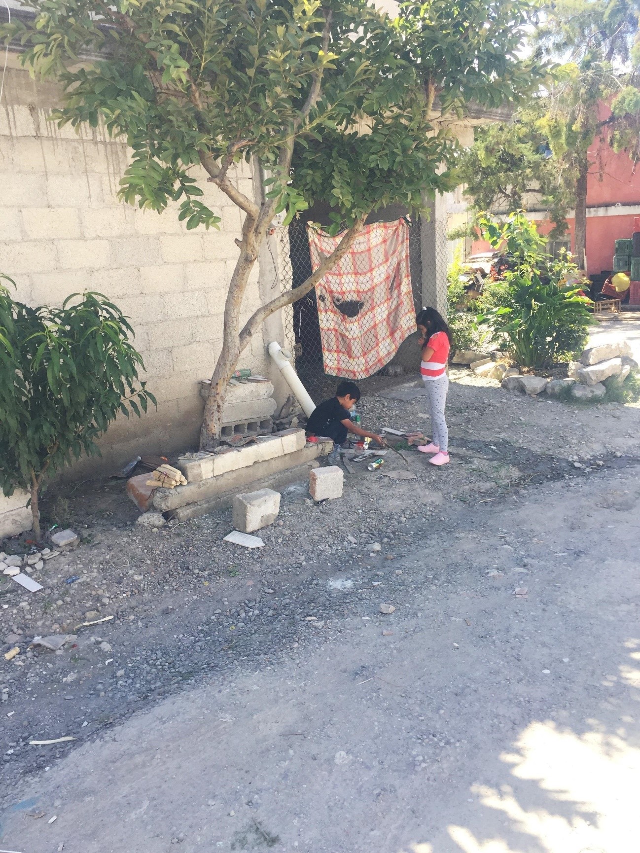 Niños jugando en el entorno inmediato de sus viviendas