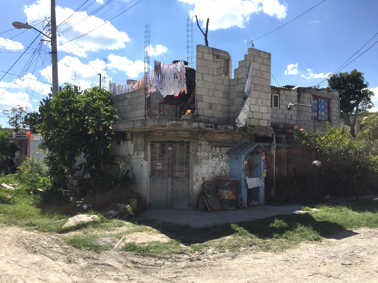 Adecuación de alumbrado en la fachada de una vivienda de Valle del Paraíso