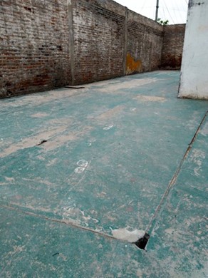 
Fotograf&iacute;a del patio trasero de la instituci&oacute;n el d&iacute;a despu&eacute;s de ocurrido un robo
