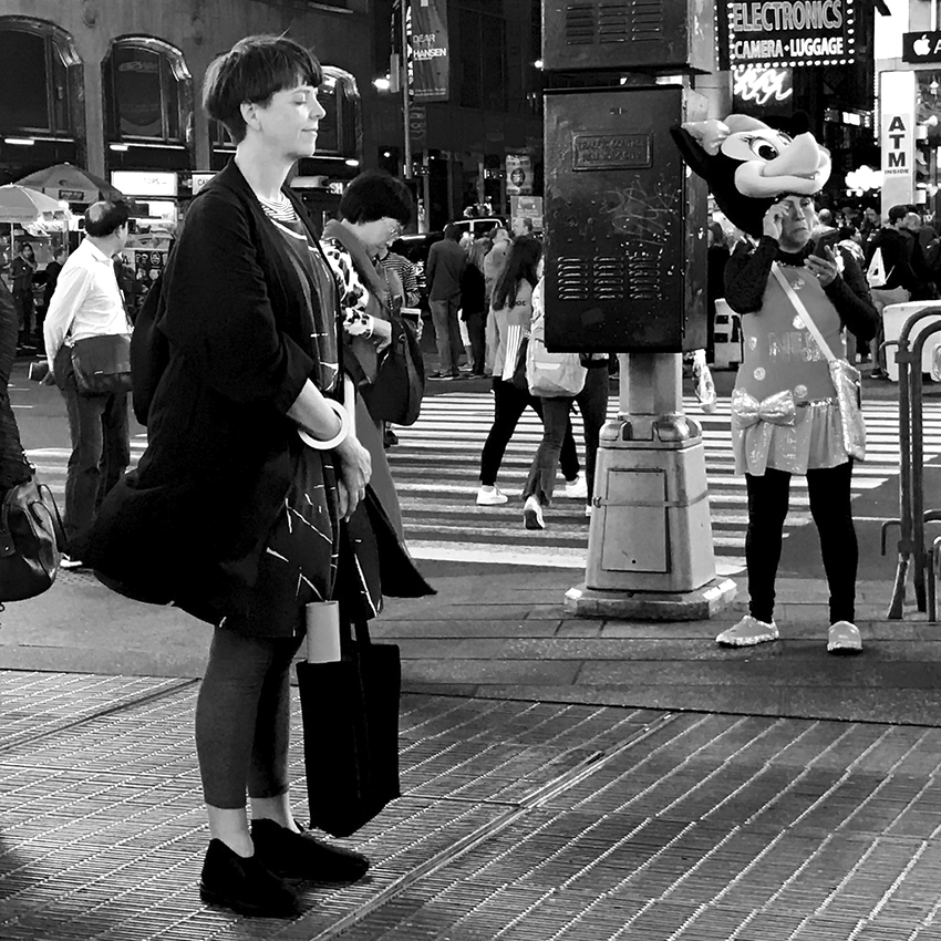  Times Square, Max Neuhaus,
1977-hoy 

Listening to Max Neuhaus’s Time Square,
2017. Lynda Roberts.